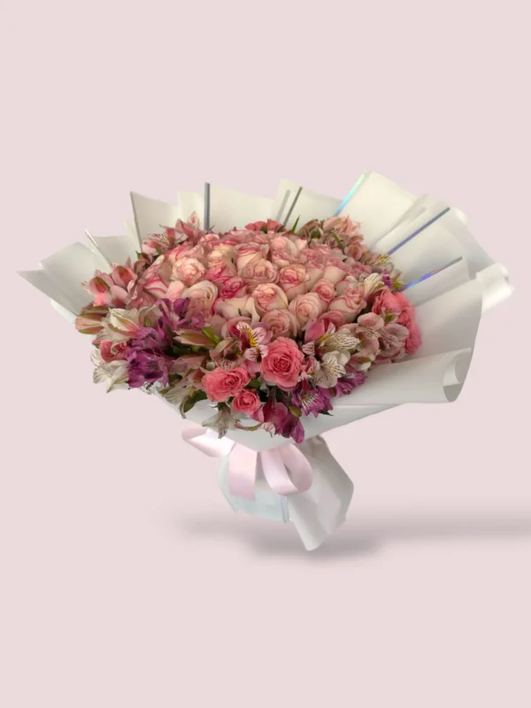 50 Rosas dovela con astromelia y mini rosa